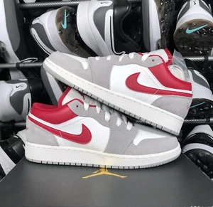 Air Jordan 1 Low SE (GS) Light Smoke Gray Red Größe 5,5Y / Wmns Gr. 7 (DM0589-016) - Bild 1 von 5
