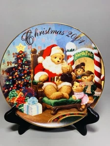AVON 2001 Christmas Plate "A visit from Santa" Collectible Decorative Plate - Picture 1 of 6