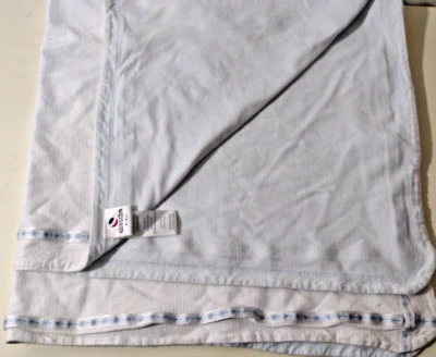Cobertor de bebê Absorba branco com acabamento azul bordado macio para carrinho de bebê - Imagem 1 de 4