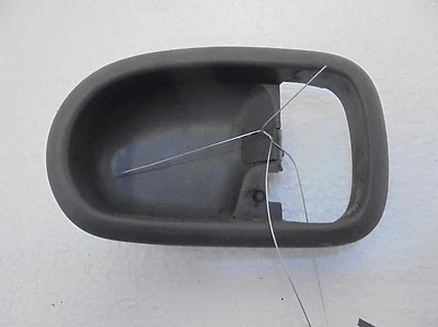 Bisel de carcasa manija puerta interior derecha Mazda 626 GG2A-58-303-29 00 01 02 gris Foto 1 de 4