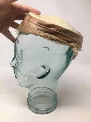 Sombrero pastillero vintage de piel crema de los años 50 con banda de satén topo velo de red mediados de siglo Foto 1 de 4