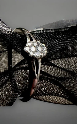 Anillo conjunto de racimo de diamantes redondos naturales de 0,15 quilates de oro blanco de 9 quilates - sello talla N Foto 1 de 4