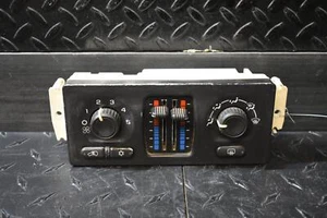 2005 - 06 Chevy Avalanche 1500 Dual Zone Manual Temp Control Panel HAC 10370034 - Picture 1 of 3