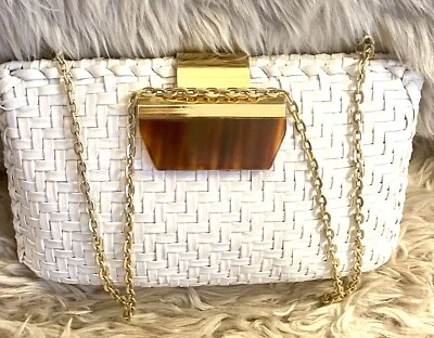 Bolso sin asas vintage Ronara Hong Kong de mimbre blanco con detalles en tono dorado y cadena Foto 1 de 4
