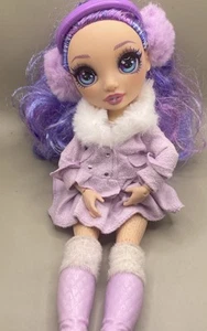 Muñeca Rainbow High Derecha Violeta Sauce Vacaciones de Invierno - Usada en Excelente Condición - Imagen 1 de 6
