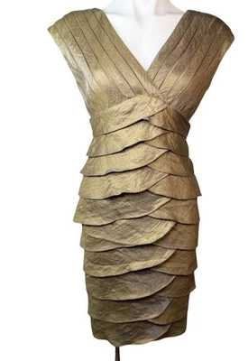Vestido de cóctel escultórico metálico en capas plisado dorado en capas talla 4 Foto 1 de 4