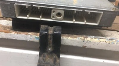 Computadora ecu ecm MECM-B111 Nissan camioneta de carrocería dura 1996-1997 Foto 1 de 4