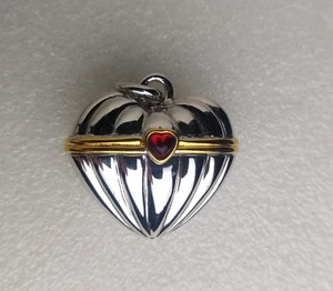 Joan Rivers Hinged Heart Shaped Hanging Case with Ribbed Design OPENS - Picture 1 of 11