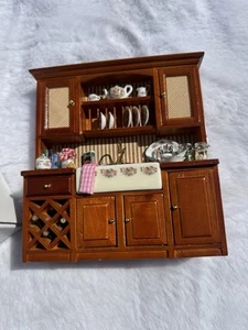CASA DELLE BAMBOLE IN MINIATURA SCALA 1:12 REUTTER DECORATO LAVANDINO MOBILE NOCE - Foto 1 di 12