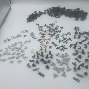 Konvolut Lot 320+ Mini Micro Tiny Plastik Soldaten Flugzeuge Hubschrauber Spielzeug - Bild 1 von 13