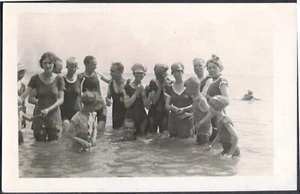 Postal RP vintage no identificada: grupo disfrutando del mar. ¡Trajes de baño reveladores! - Imagen 1 de 1