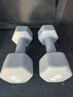 Par de mancuernas grises de 15 lb recubiertas de goma Foto 1 de 2