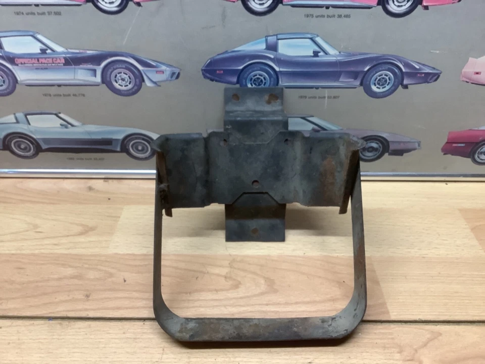 Chevrolet Corvette C3 1973-1977 soporte de tanque de expansión de radiador de refrigerante OEM Foto 1 de 3