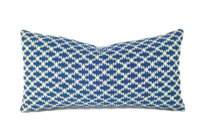 Funda de almohada Brunschwig & Fils celosía textura figurada en cantón azul lumbar Foto 1 de 4