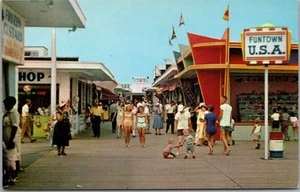 c1958 SEASIDE HEIGHTS, Nueva Jersey Postal "Promenade at FUNTOWN" Parque de Atracciones - Imagen 1 de 2