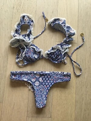 Conjunto de Biquíni Luli Fama Naughty Girl Wavey Ruched Ruffle Azul Paisley Brasileiro XS - Imagem 1 de 4