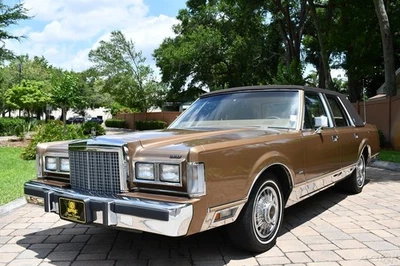 1986 Lincoln Town Car Clean car fax  Amazing original condition Laser Straight!! - Image 1 of 4