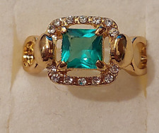 BRAND NEW GOLD PLATED SQUARE GREEN CRYSTAL & CLEAR RHINESTONE RING SIZE Q