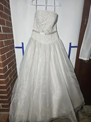 Vestido de novia con tren Oleg Cassini Collection David's talla 10. Descripción Foto 1 de 4