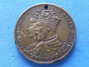 403) Great Britain Brass Medalet George V Crowned 1911 £3.50 - Picture 1 of 2