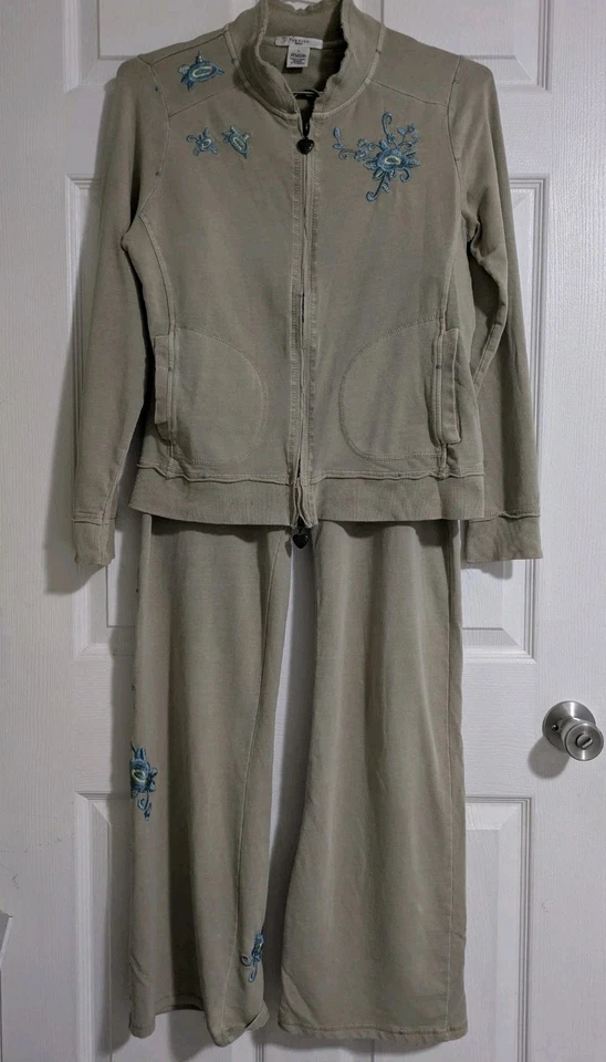 Conjunto de Moletom Vertigo Paris Y2K Feminino Jaqueta Grande, Calça Bege Bordado CE  - Imagem 1 de 4