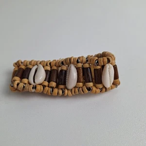 Pulsera elástica hecha a mano conchas de vaca y cuentas de madera  - Imagen 1 de 8