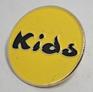 NOVELTY KIDS YELLOW PIN BADGE LAPEL BROOCH COLLECTABLE CLUB SOUVENIR CHILDREN - Picture 1 of 2