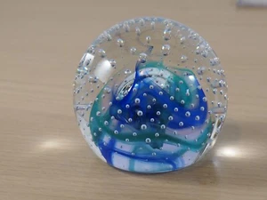 Pisapapeles de vidrio artístico vintage orbe burbujas azul y verde firmado aprox 6 cm - Imagen 1 de 11