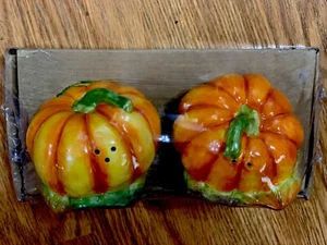 Halloween Thanksgiving Fall Pumpkins Salt and Pepper Shakers New In Package - Picture 1 of 4