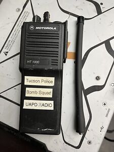 MOTOROLA HT1000 HANDIE-TALKIE FM Narrow Band 2-Way RADIO 450-520 MHz & Charger