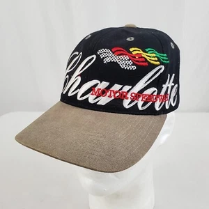 Cappello Charlotte Motor Speedway Berretto Strapback NASCAR Racing Grafica Ricamata - Foto 1 di 9