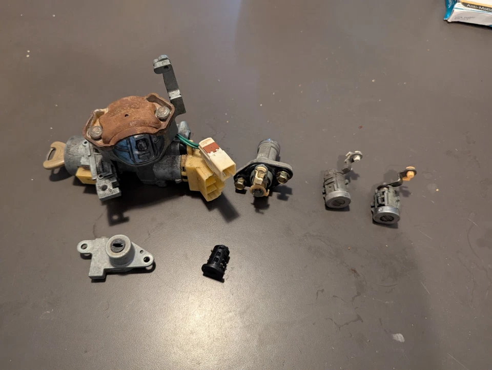 1999-2000 Mazda Miata Oem Key Ignition Door Trunk Key Lock Set M/T 99-00 *READ* - Image 1 of 1