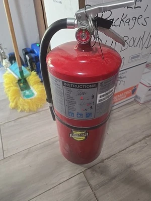 Fire Buckeye 设备 30 磅灭火器 — 第 1/4 张图片