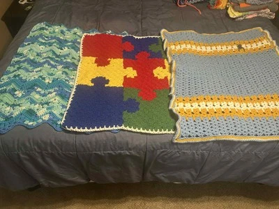 Lote de 3 mantas hechas a mano de ganchillo pequeñas varios colores/impresión de gato/rompecabezas Foto 1 de 4