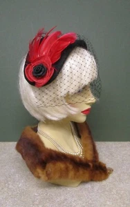 1940S LADIES BLACK BRIDGE HAT WITH RED FLOWERS & FEATHER DECORATION & FACE NET - Picture 1 of 6