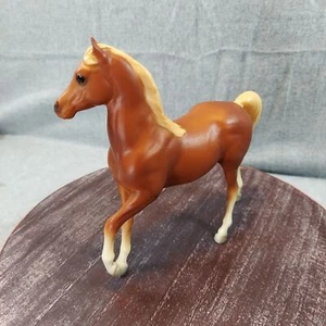Estatuilla de caballo potro árabe castaño Breyer de colección - Imagen 1 de 12