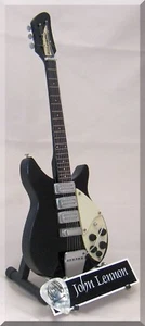 Guitarra miniatura John Lennon The Beatles 1964 con púa de guitarra - Imagen 1 de 2