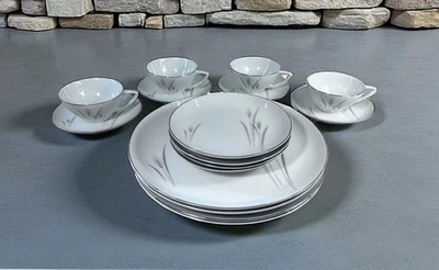16 Piece Set Platinum Wheat Fine China Japan Dinner & Bread Plates, Cups/Saucers - Image 1 of 4