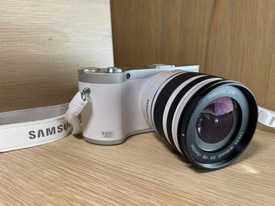 Cámara digital Samsung NX300 20,3 MP + Lente 18-55 mm + Tarjeta de memoria 128 GB ¡COMO NUEVA! Foto 1 de 4