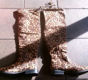 Stivali Bella Marie donna tg 8 LEOPARD SCAMOSCE ginocchio 1" tacco a blocco tortora zip/cravatta - Foto 1 di 3