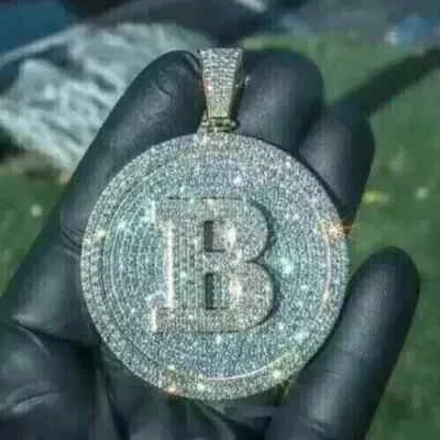 Colgante de moissanita de corte redondo de 3 quilates con letra personalizada para hombre enchapado en oro blanco de 14 quilates Foto 1 de 4