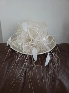 BEAUTIFUL CREAM FORMAL SIMAMAY  WEDDING HAT  CHURCH RACES ONE SIZE OSTRICH FEATH - Picture 1 of 12