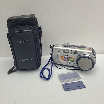 Sony Cyber-shot DSC-P50 2.1 Mega Pixels With 2 Memory Sticks & Case Powers On - Image 1 of 4