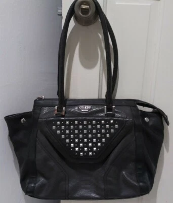 BOLSO DE MANO MONEDERO VINTAGE GUESS cuero negro metal pirámide/punto tachonado 10"h x 15"w  Foto 1 de 4