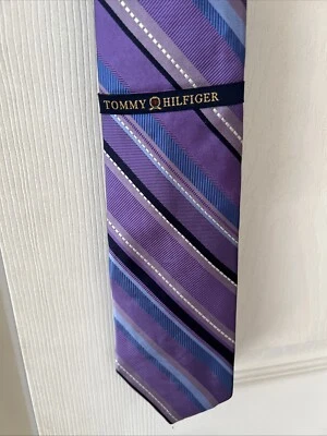 Nuevo con etiquetas Corbata Tommy Hilfiger Vintage 100% Rayas de Seda Púrpura Tela Importada Hecha en EE. UU. Foto 1 de 4