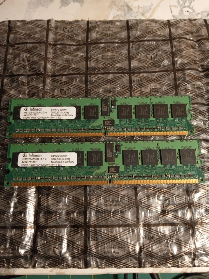 Infineon PC2-5300 1GB (512MBx2) DIMM 667 MHz DDR2 SDRAM Memory (HYS72T64000GR) - Image 1 of 1