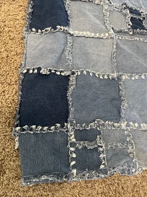 Colcha edredón de retazos de jean azul denim hecha a mano 57” X 93” ¡De colección EC! Foto 1 de 4