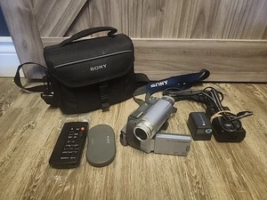 Videocámara Sony Handycam DCR-TRV22 MiniDV con cargador de bolsa control remoto batería adicional + - Imagen 1 de 13