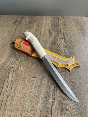 Традиционный скандинавский/саамский нож с роговой ручкой и меховыми ножнами - Изображение 1 из 4