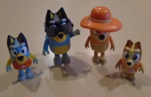 Set figure famiglia Bluey Heeler ~ Beach Bluey / Bingo / Peperoncino e bandito - Foto 1 di 3